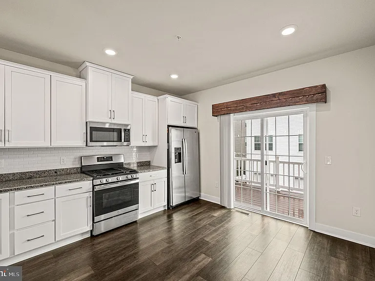 127 Gaslight Aly — Photo 11