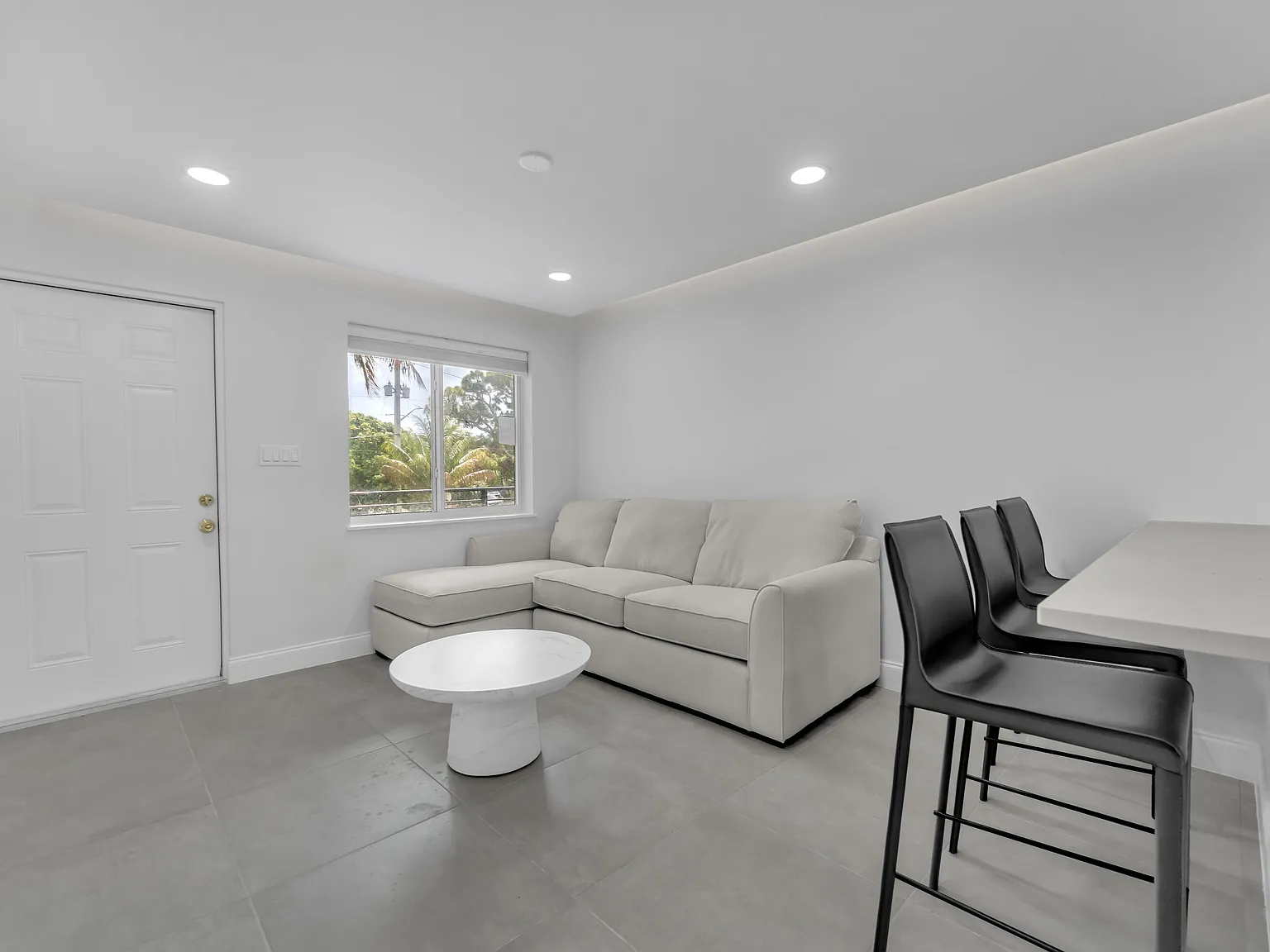 2 bed, 1.0 bath, 900 sqft, $3,300 — Photo 2