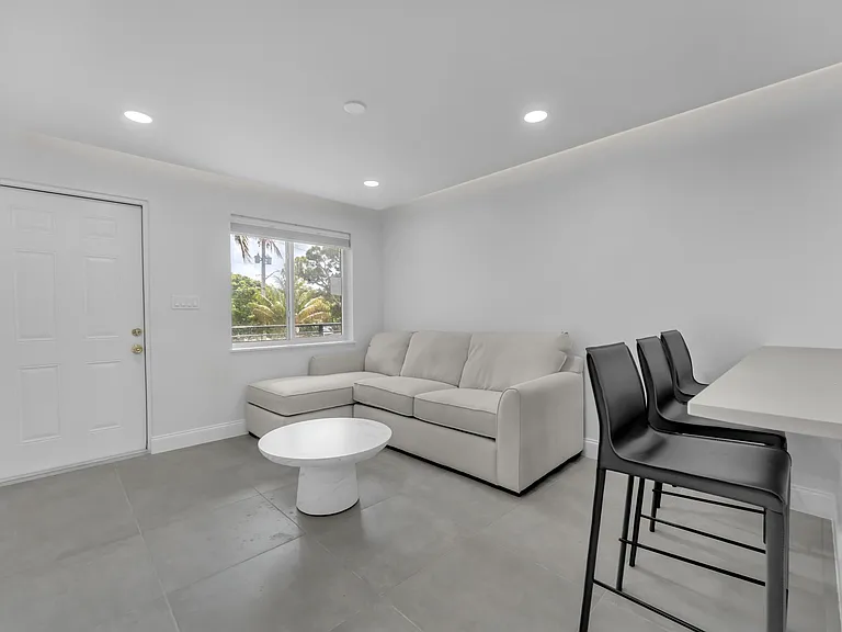 381 SE 15th Ave #1 — Photo 2
