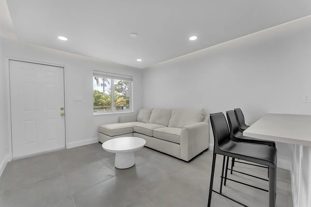 Building Photo - 381 SE 15th Ave #1