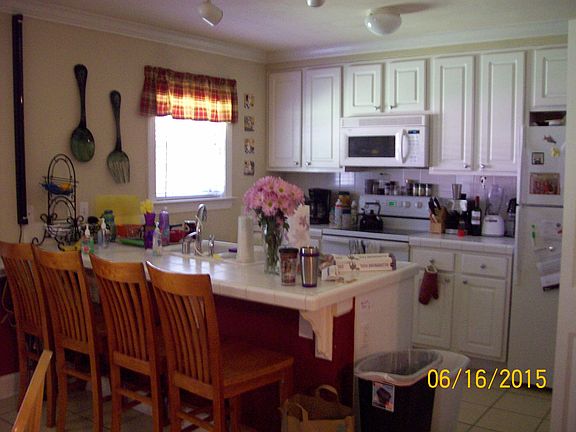 Eat-in kitchen with breakfast bar