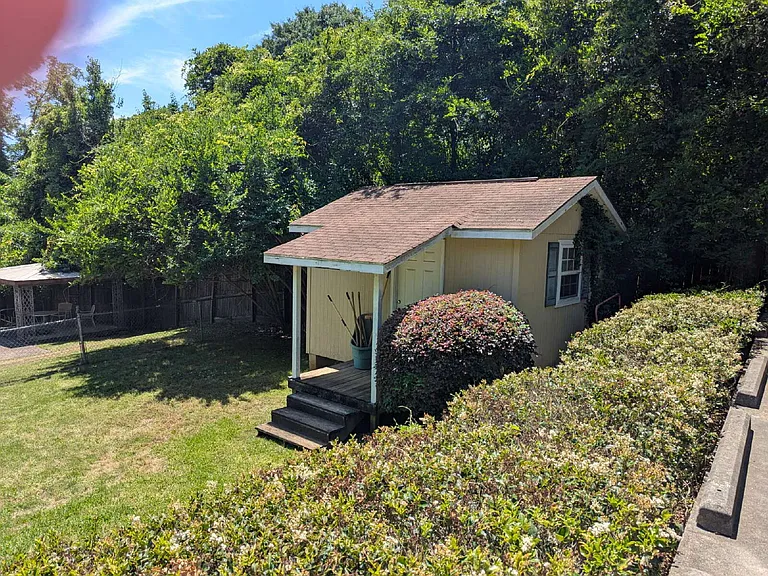 610 W Charlton St — Photo 9