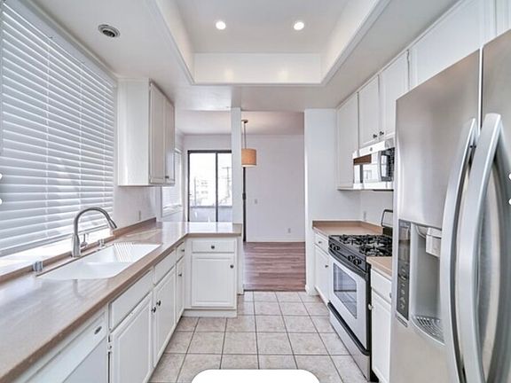 4th image of 1271 Granville Ave APT 305