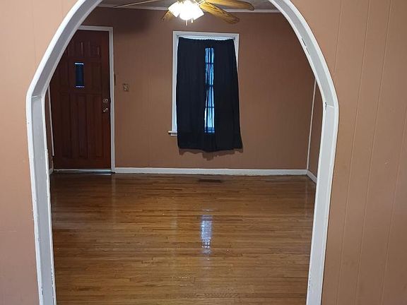 Entryway from dining room to living room