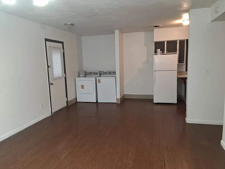 215-217 E Adobe St — Photo 6