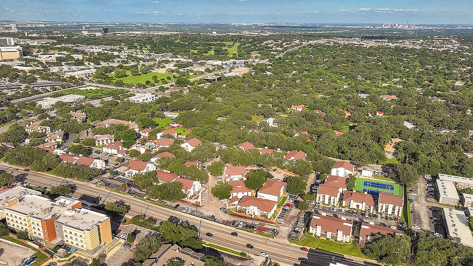 Deer Oaks Apartments — Photo 4