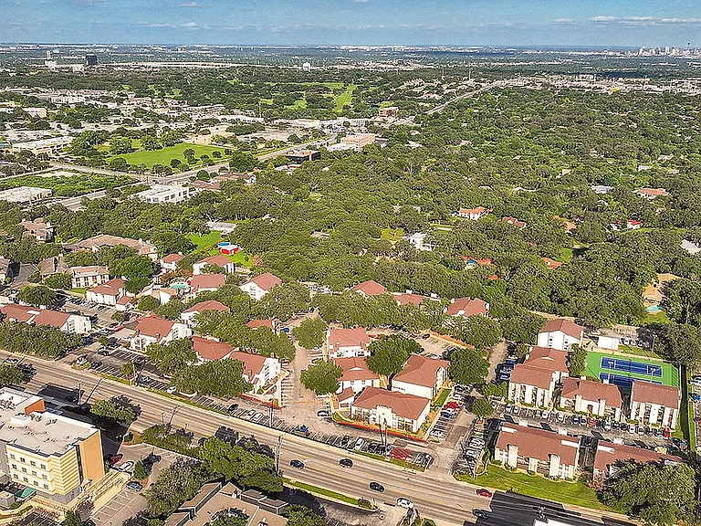 Deer Oaks Apartments — Photo 4