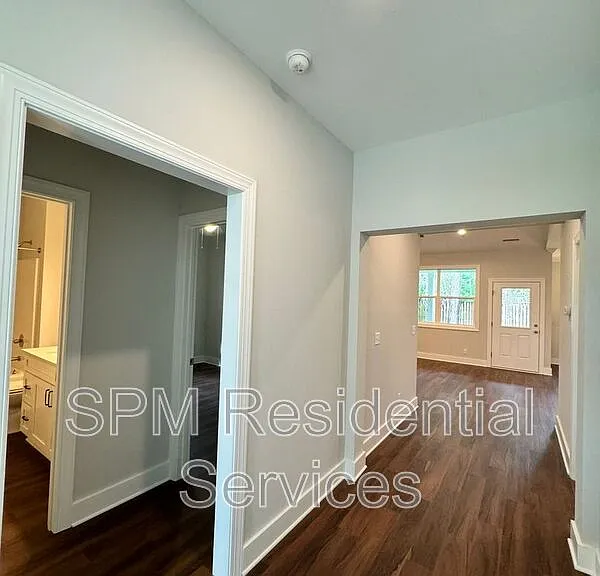 1121 Echo Dr NE — Photo 3