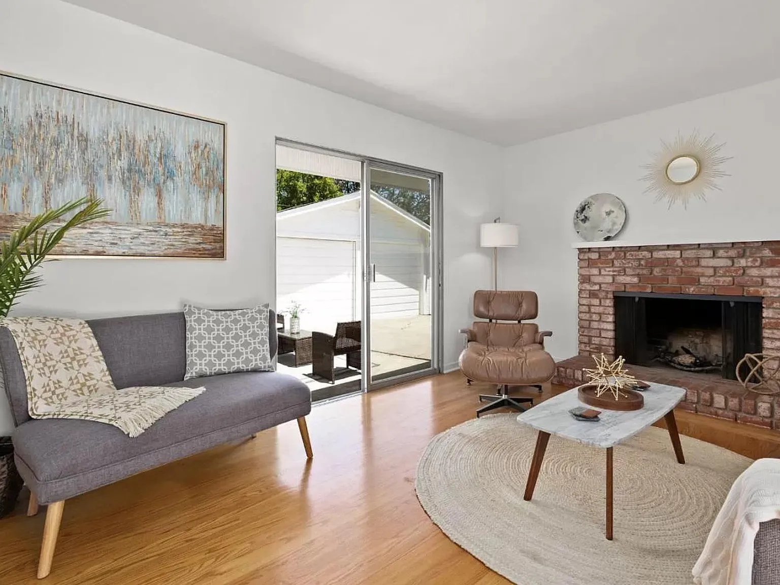 3 bed, 1220 sqft, $4,300 — Photo 2