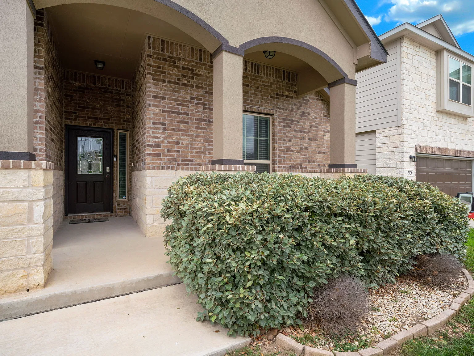 Bright 3-Bed Home with Island Kitchen, Fenced Yard & Garage in New Braunfels — Photo 2