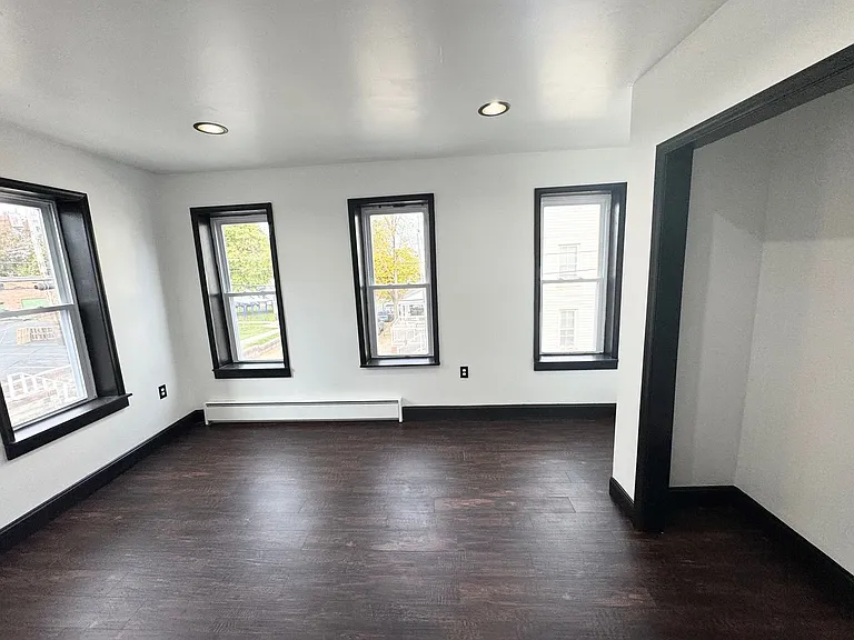 509 E Strawberry St — Photo 9