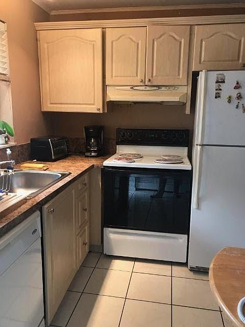 2nd image of 9851 Sandalfoot Blvd