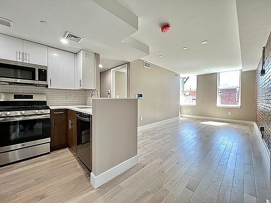 3rd image of 26-14 Hoyt Ave S #1R