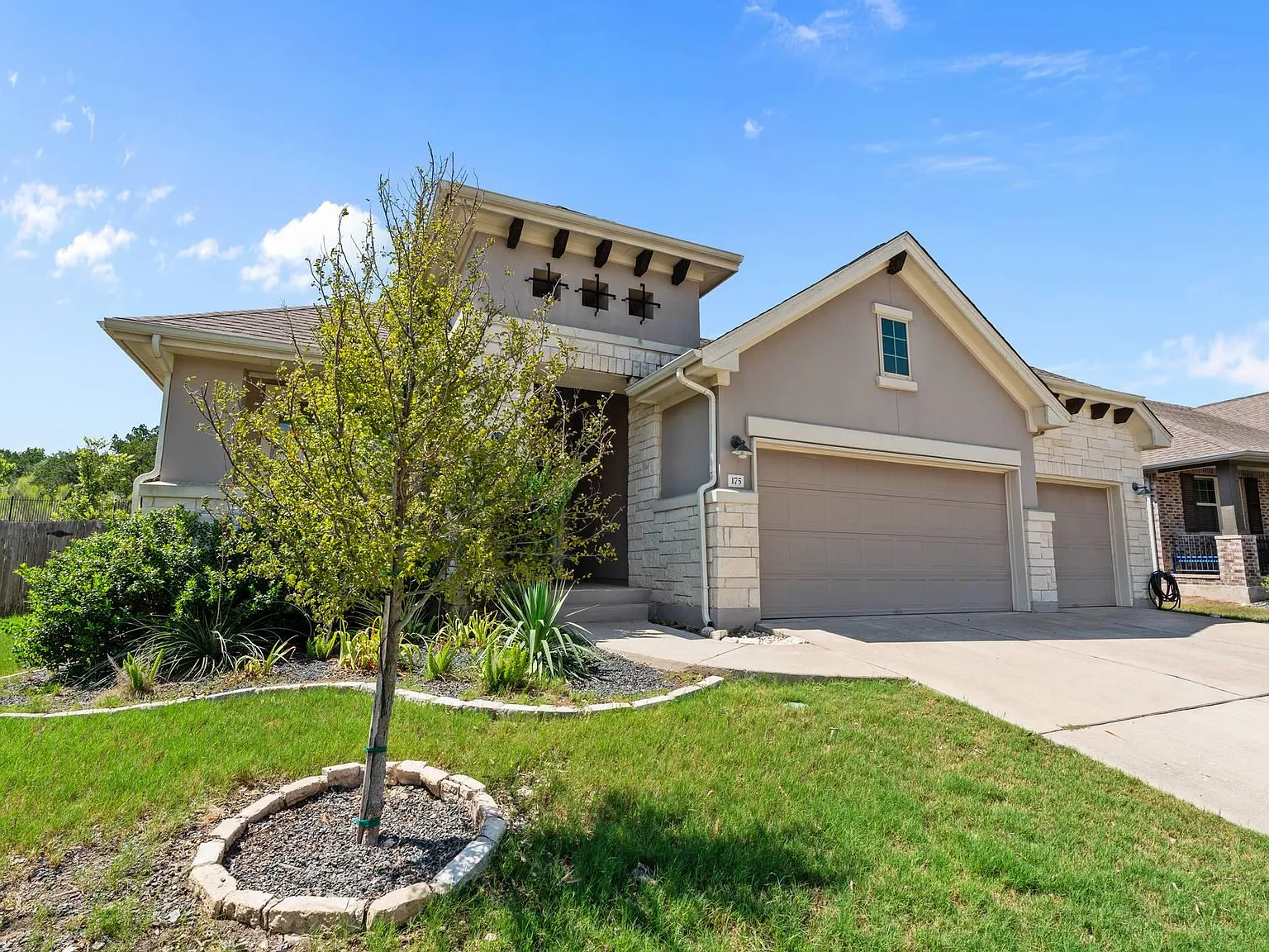 4 bed, 2.5 bath, 2492 sqft, $3,200 — Photo 2