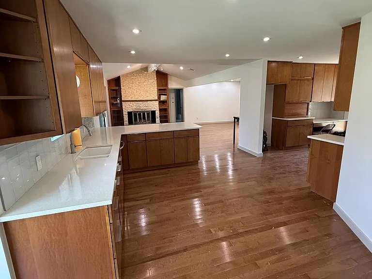 1009 Swallow Dr — Photo 13