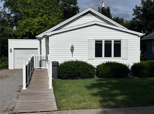 1413 13th St, Charleston, IL 61920