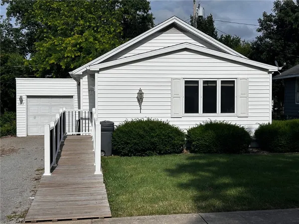 1413 13th St, Charleston, IL 61920