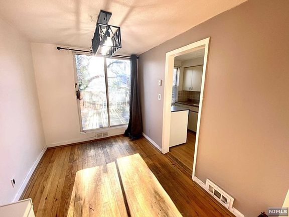 2nd image of 378 Lawton Ave Unit 2