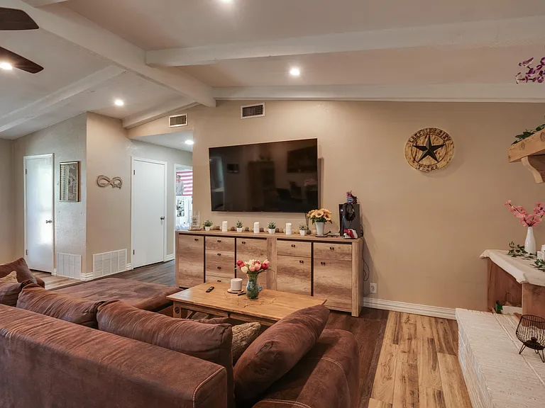 303 Chris Dr — Photo 7