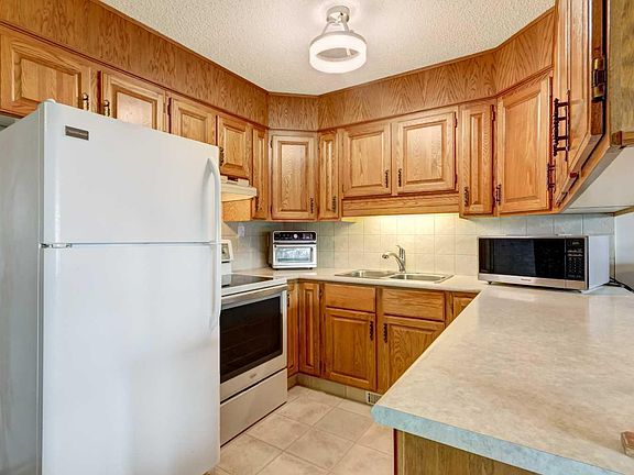 4th image of 118 Strathcona Rd SW #30