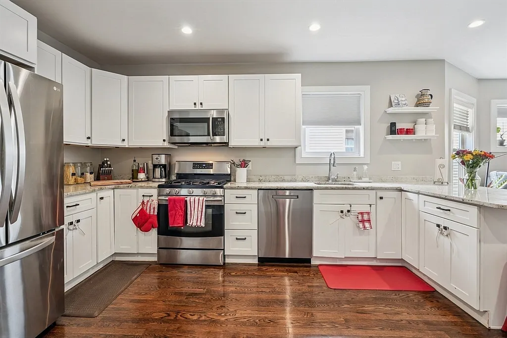 3 bed, 2.0 bath, 975 sqft, $3,300 — Photo 2
