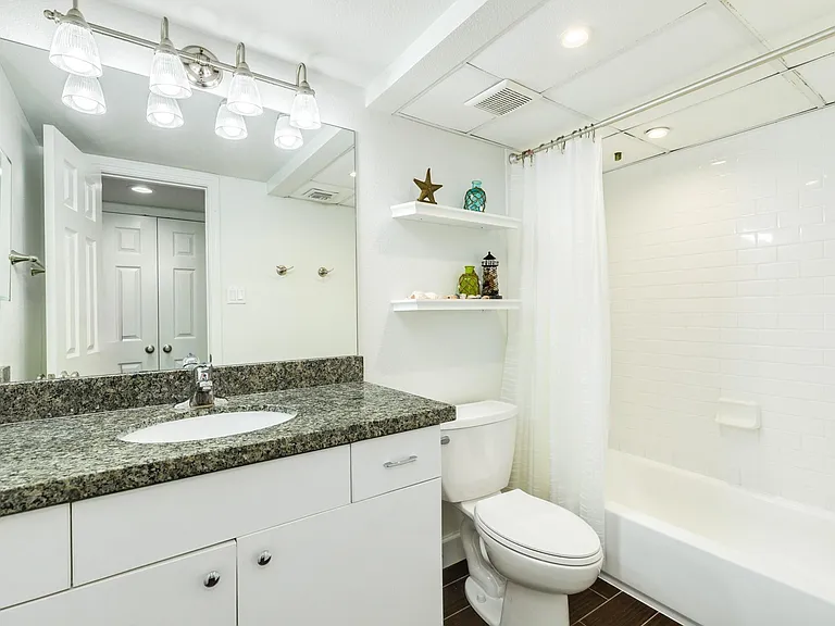 7098 N Holiday Dr — Photo 19