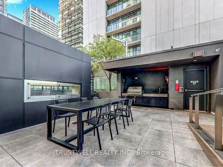 318 Richmond St W #1810 — Photo 14