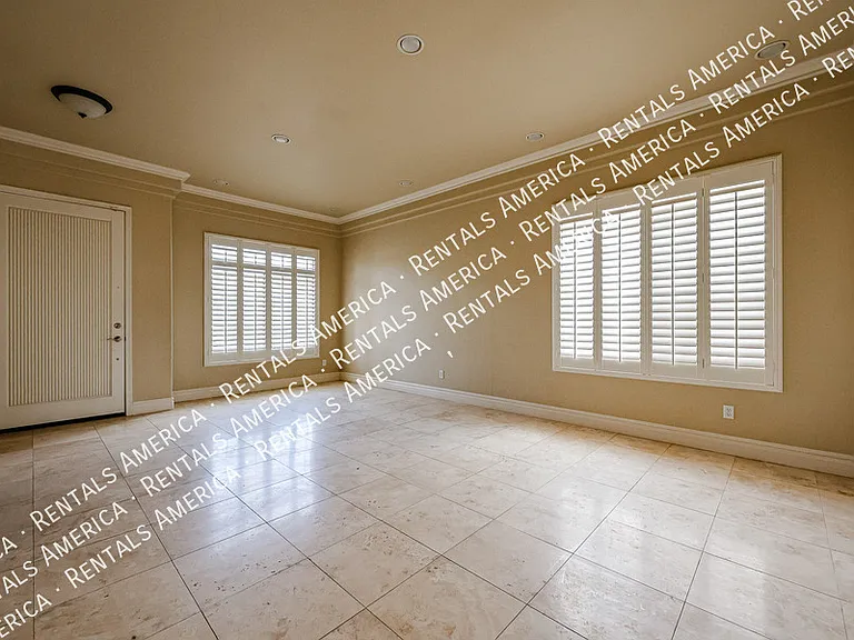 2211 W Olive Way — Photo 5