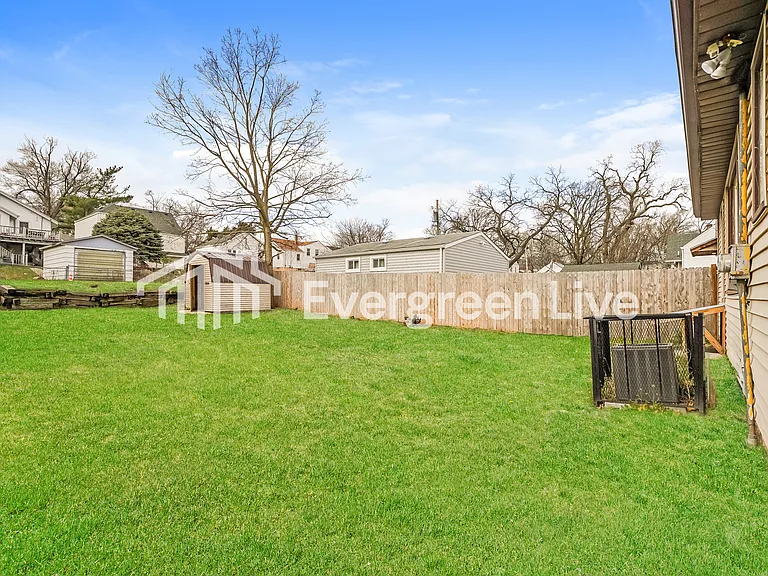 5027 Maple St — Photo 14