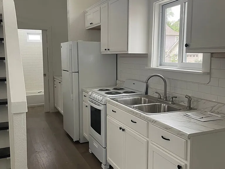 411 Smith St — Photo 23