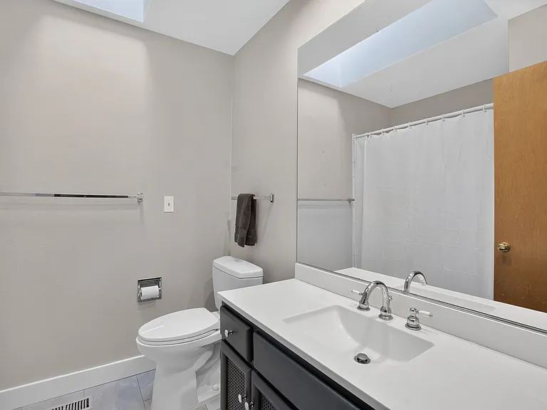 910 York Rd — Photo 12