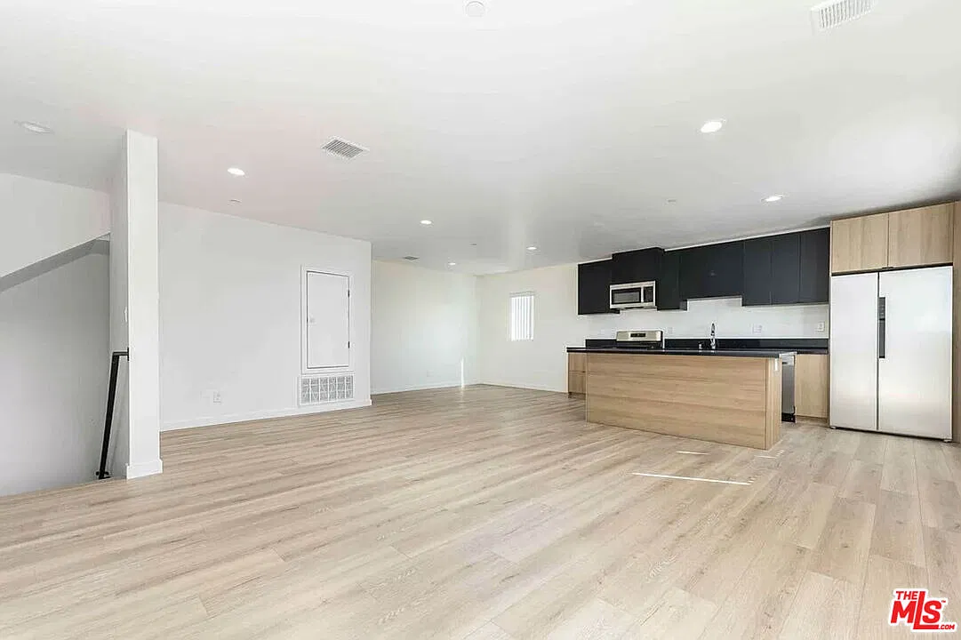 2 bed, 2.0 bath, 1173 sqft, $3,208 — Photo 3