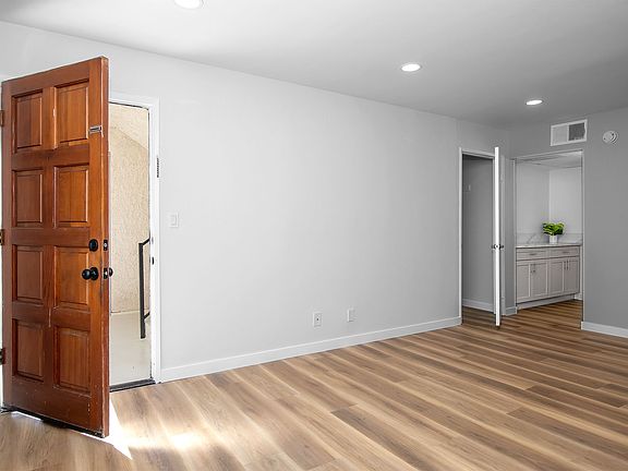 4th image of 226 E Elmwood Ave #D