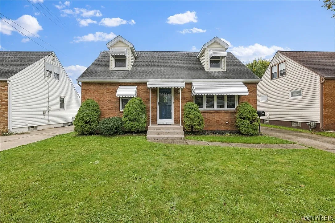 4 bed, 1.0 bath, 1320 sqft, $2,100 — Photo 1