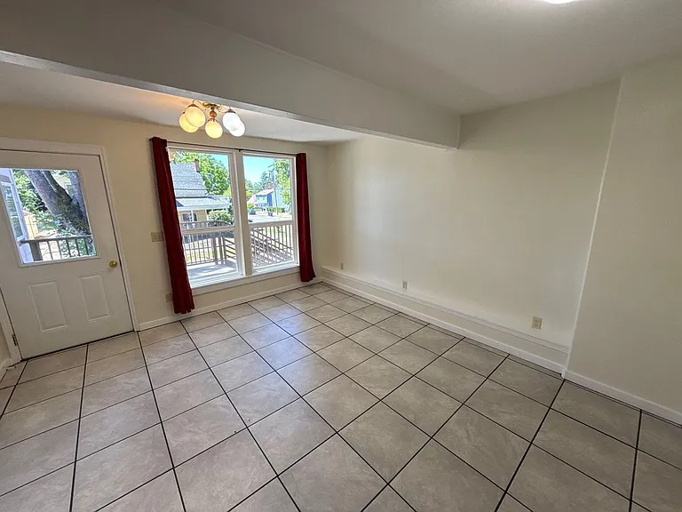 291 Clay St W #8 — Photo 5