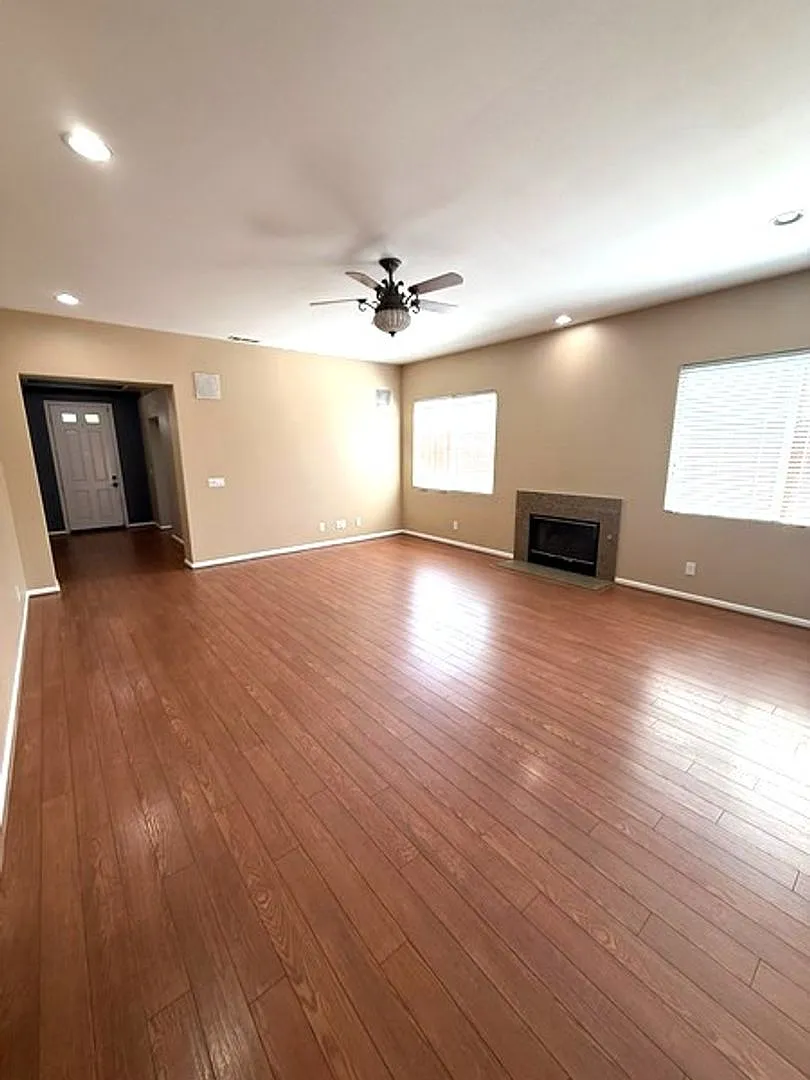 Gorgeous turn key 3 bedroom house — Photo 2