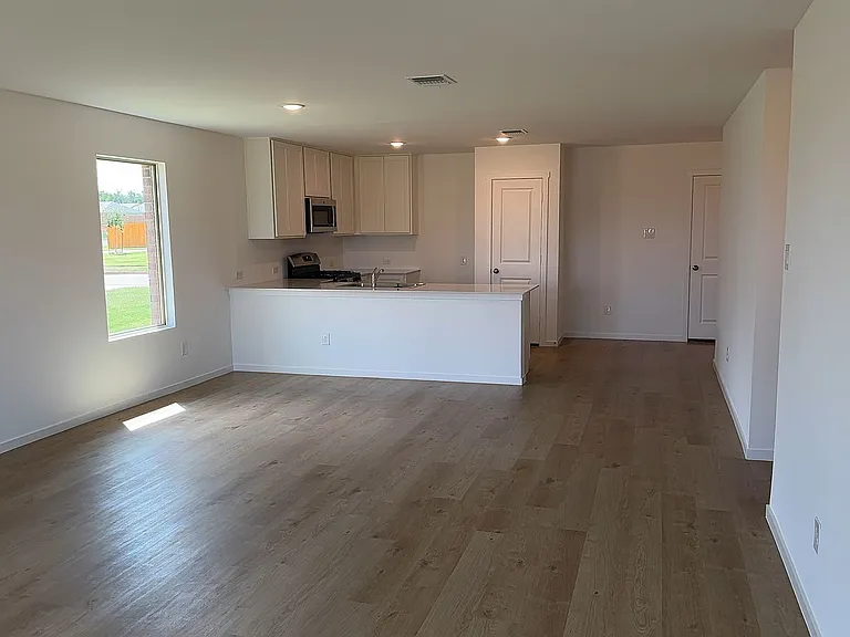 1925 Honey Locust Dr — Photo 5