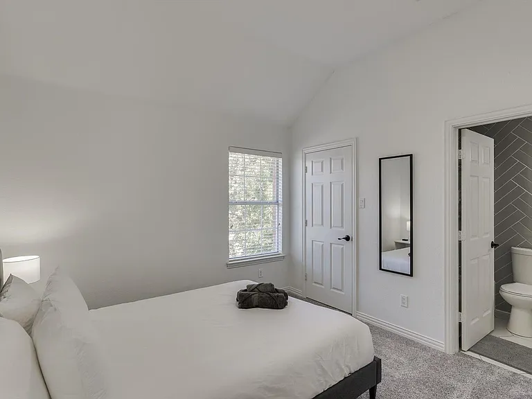 2410 Shorewood Ct — Photo 36