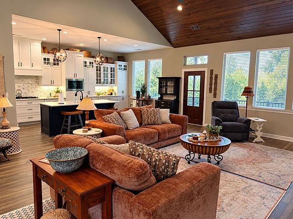 5th image of 156 Callaway Cir