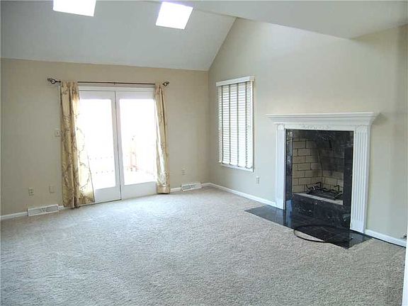4th image of 31 Pond Ct N