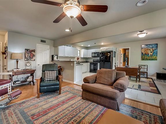 4th image of 1915 Myrtlewood Dr