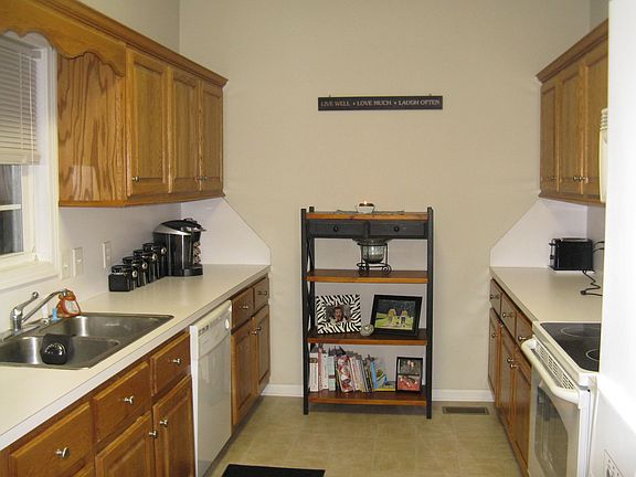 Kitchen w loads of storage