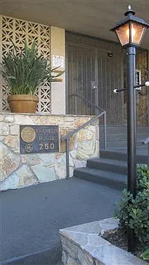 Franklin House Apartments — Photo 17
