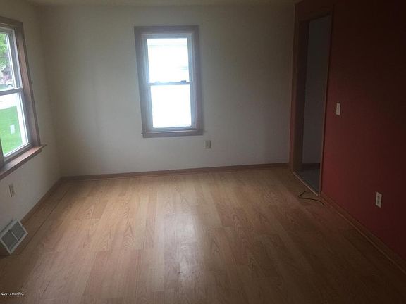 3rd image of 605 Sherwood St