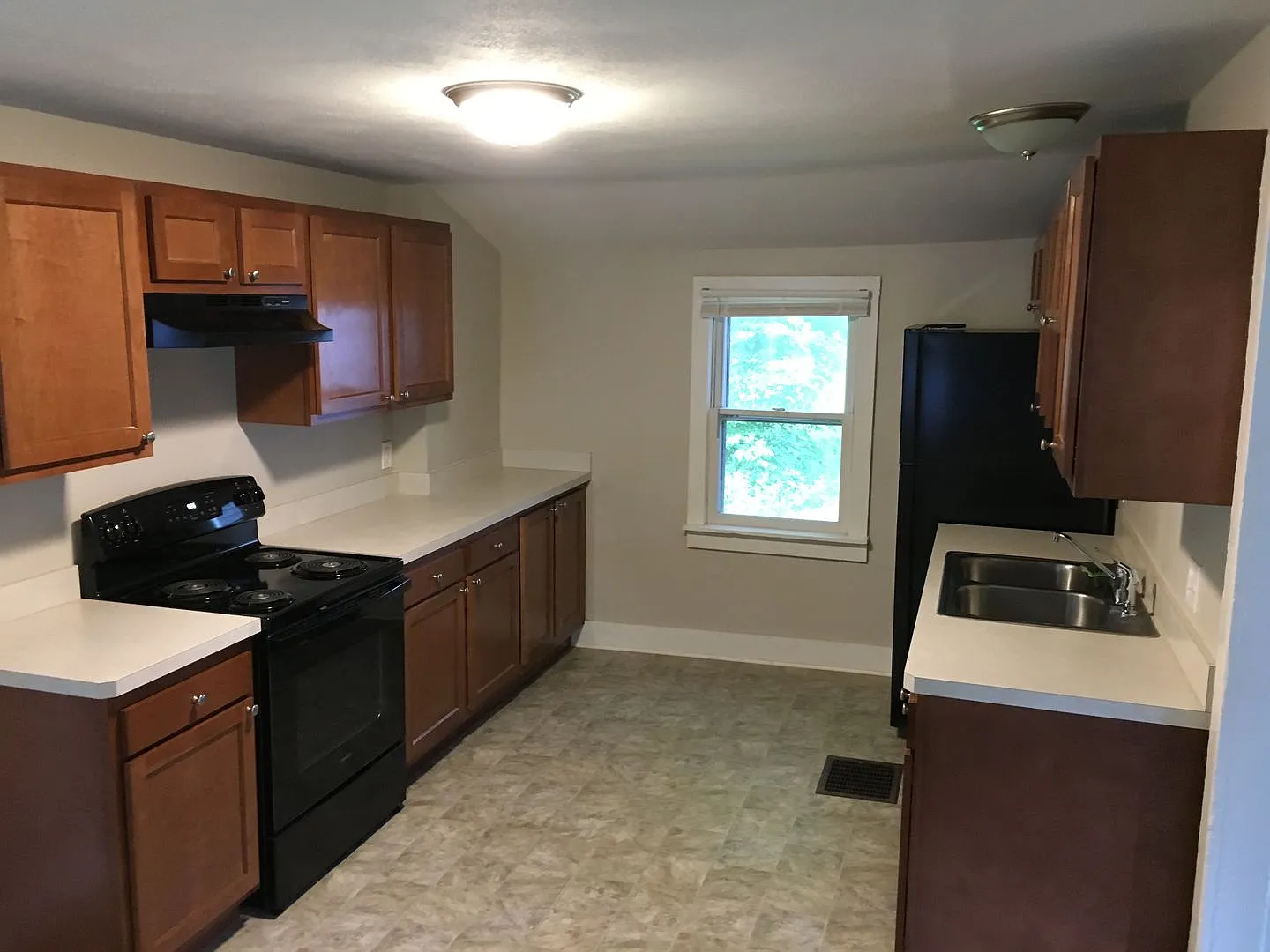 Coming Soon! Excellent 4 bed 1.5 Bath country estate with 1.5 baths and garage — Photo 3