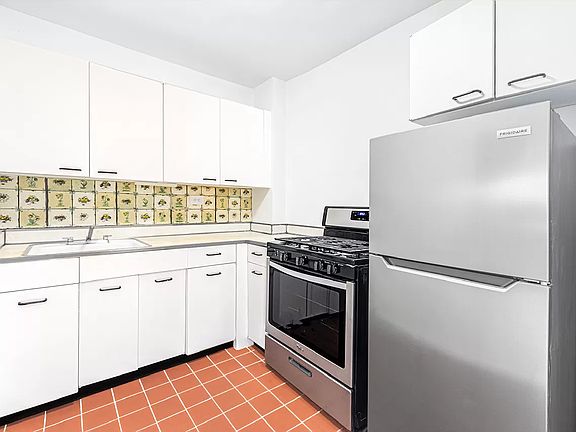 5th image of 230 E 15th St APT 6C