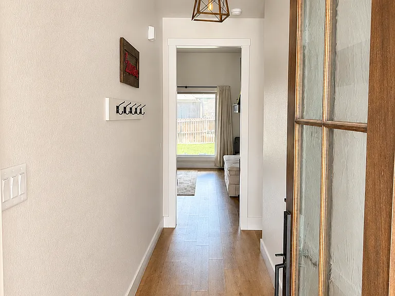 2045 Horatio St — Photo 3