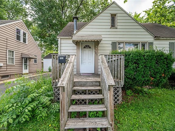 3rd image of 727 Meadowbrook Ave SE