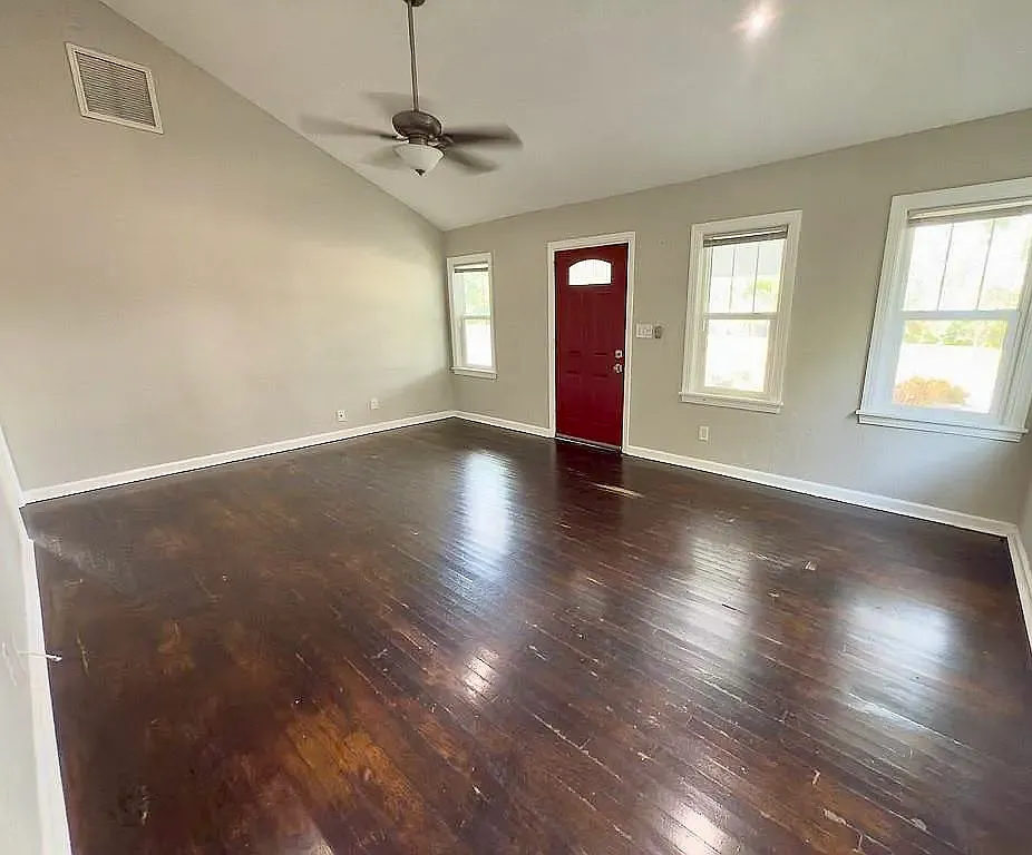 3 bed, 990 sqft, $2,800 — Photo 2
