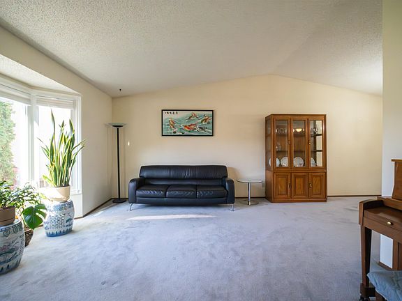 4th image of 4724 38b Ave NW